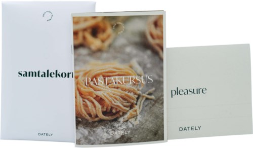 Tre kort om en matlagningskurs: en med pasta, en med ordet 'pleasure' och en med 'speak the chef.'