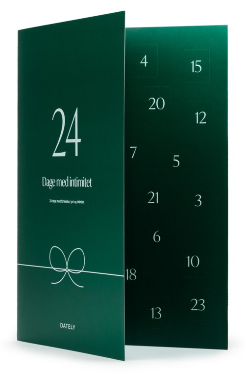 En grön adventskalender med numrerade luckor, som gömmer små presenter eller godsaker för decemberdagar.