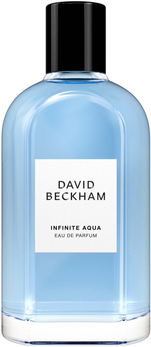 Een heldere blauwe parfumfles met zwarte dop, gelabeld 'David Beckham Infinite Aqua'.