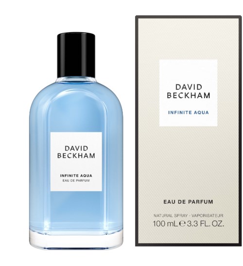 Een blauw parfumflesje met een zwart deksel en een witte label, naast een lichte kast.