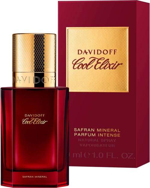 Eine rote Parfümflasche mit goldener Kappe und Etikett, und eine passende rote Schachtel daneben.