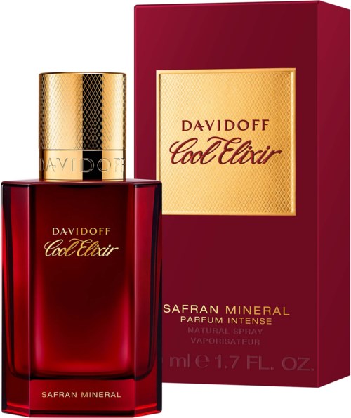 Eine rote Parfümflasche mit Goldkappe vor einer passenden roten Schachtel. Die Schachtel hat goldund rote Schrift.