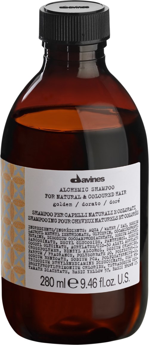 En brun flaska med Davines alkoholfritt schampo med vit etikett och svart lock.