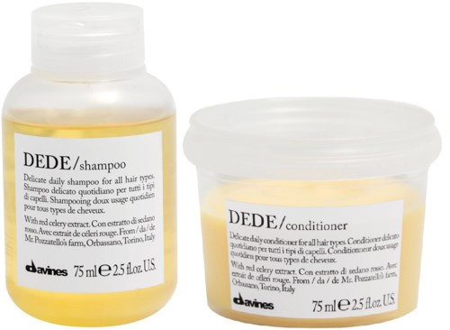 To små flasker med shampoo og balsam med hvide etiketter og gult indhold.