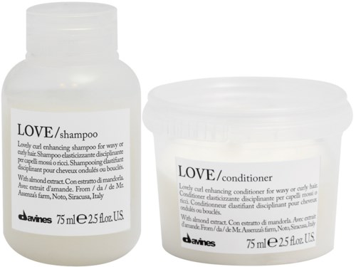To små hvide flasker mærket 'LOVE/shampoo' og 'LOVE/conditioner' til hårpleje, hver 75 ml.