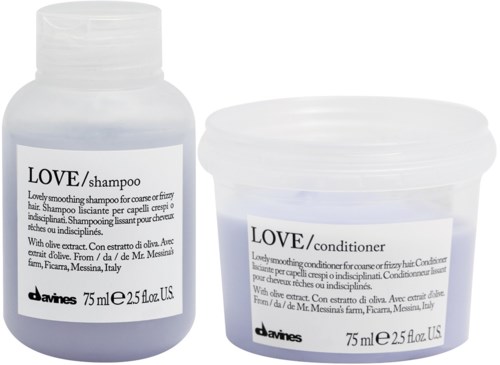 Et sæt hårplejeprodukter, herunder shampoo og balsam, i hvide flasker med sort tekst. Lille størrelse.