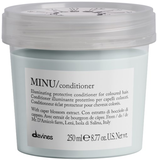 En lyseblå beholder af DAVINES MINU balsam med kapersblomsterekstrakt til farvet hår, 250 ml.