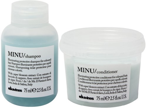 To hvide beholdere, en til shampoo og en til balsam, med sort tekst og gennemsigtig låg. Hver er 75 ml.
