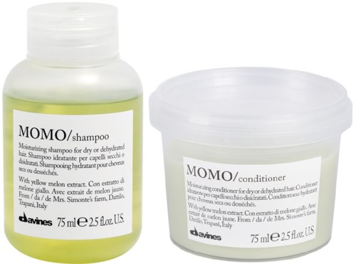 To beholdere: en til shampoo og en til balsam, begge mærket MOMO og 75 ml. Gennemsigtige låg, enkel design.