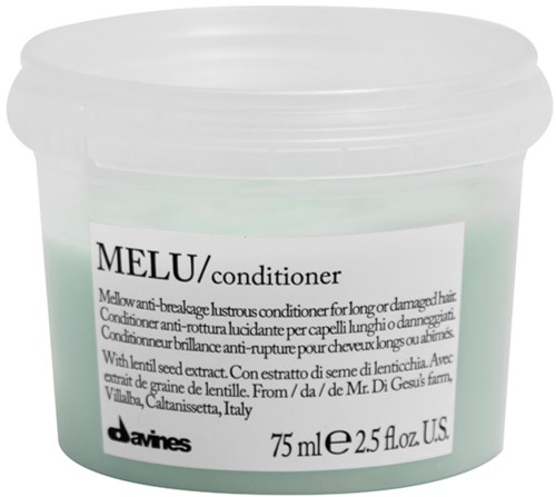 En beholder med Melu/balsam med produktinformation og volumenoplysninger på etiketten.