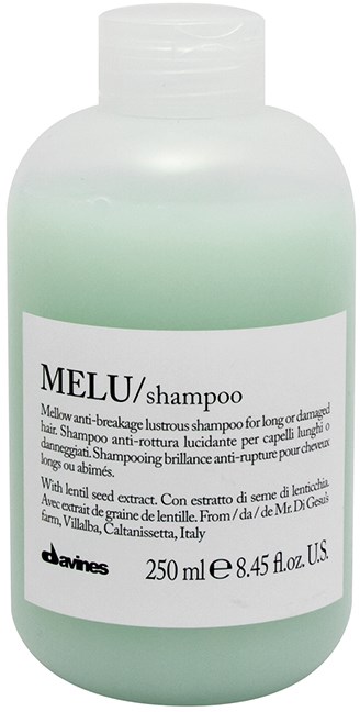 En grøn shampoo-flaske med et hvidt mærke, der nævner 'MELU/shampoo' og '250 ml'.
