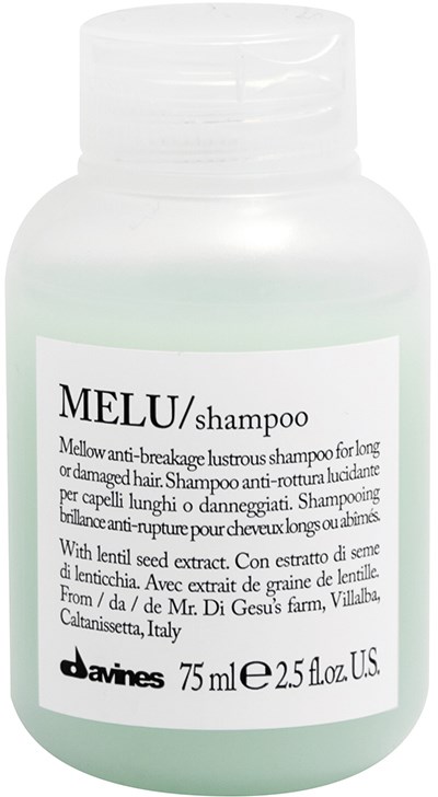 En lille, hvid shampoo-flaske med etiket med mærket Davines og produktdetaljer i sort tekst.