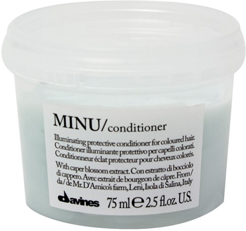 En beholder med Davines MINU-balsam til farvet hår, 75 ml, med hvidlåget og mærkat.