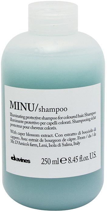 En lys blå shampoo flaske med hvid etiket, indeholder 250 ml. Etiketten nævner farvebeskyttelse og ingredienser.