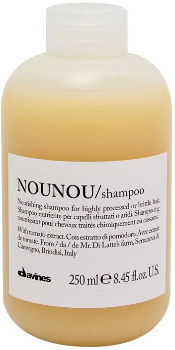 En beige shampoo-flaske med hvid etiket viser mærket Nounou, 250 ml volumen, og nævner tomat ekstrakt.