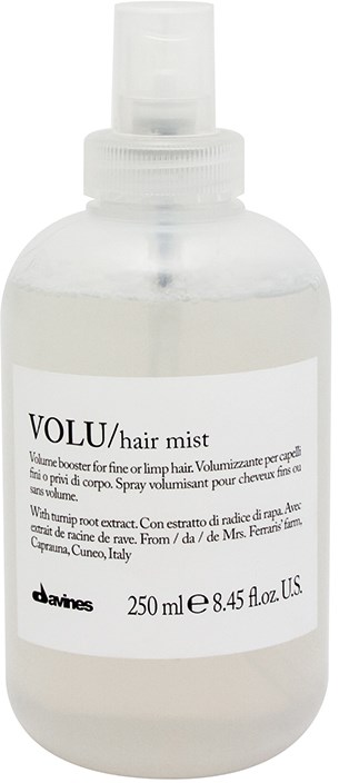 En hvid sprayflaske med etiket til hårmist og en spraynæse på toppen.