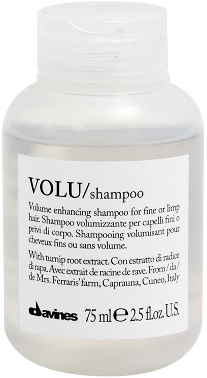 En hvid flaske med VOLU-shampoo med beskrivelse, lille tekst og hældelåg.