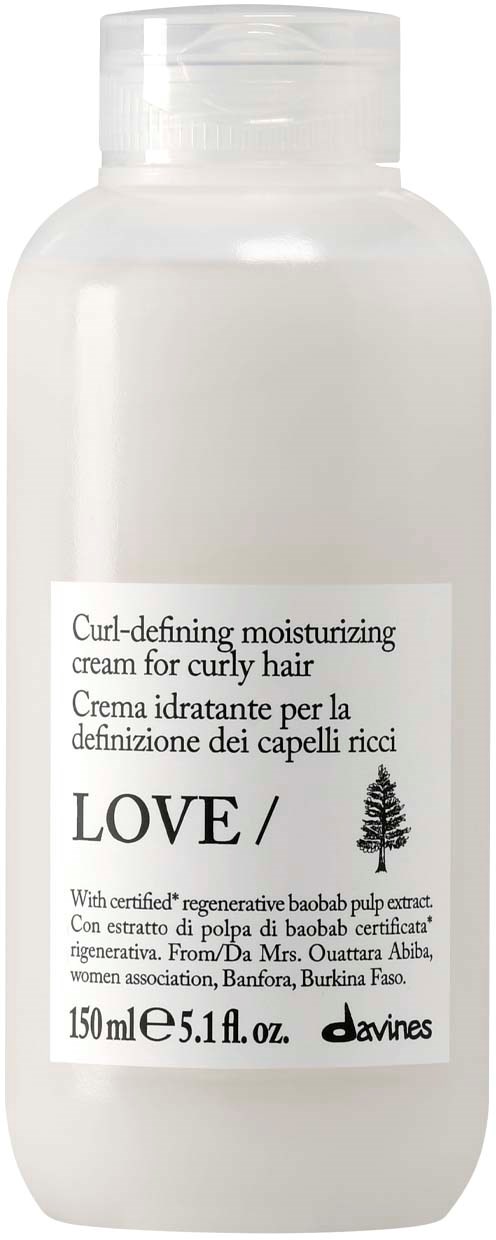 En vit flaska med Love Curl-defining fuktighetskräm för lockigt hår med en etikett som visar produktdetaljer.