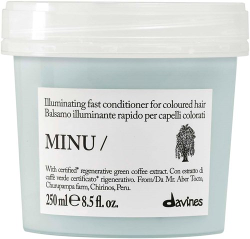 Lyseblå beholder med Minu balsam, hvit lokk og etikett med produktdetaljer på engelsk og italiensk.