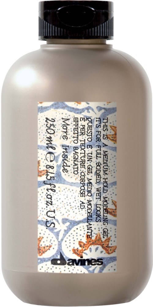 En hvid flaske med sort låg og et farverigt label, indeholder et produkt relateret til havet. 250 ml.