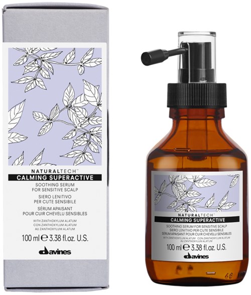 Et beroligende serum i en brun glasflaske med spraytop, og en emballage med bladeillustrationer og produktdetaljer.