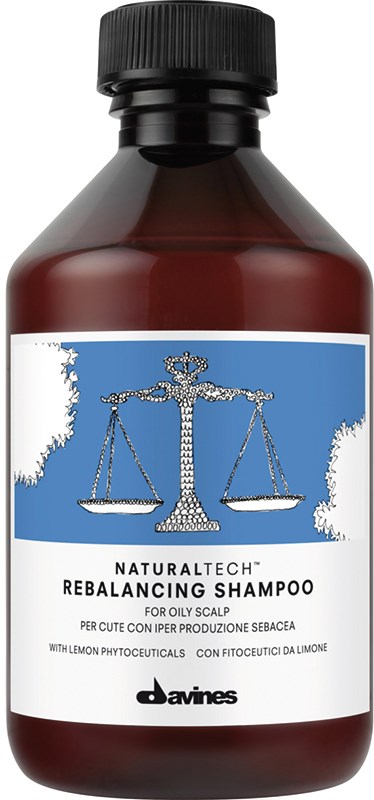 En brun flaske med 'NaturalTech Rebalancing Shampoo' for fet hodebunn, med blå og hvit etikett og en vektlogo.