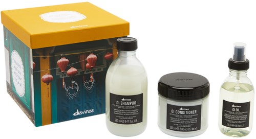 Set med hårolja, schampo, balsam och sprays i en färgglad box. Hårvårdsprodukter för kvinnor.