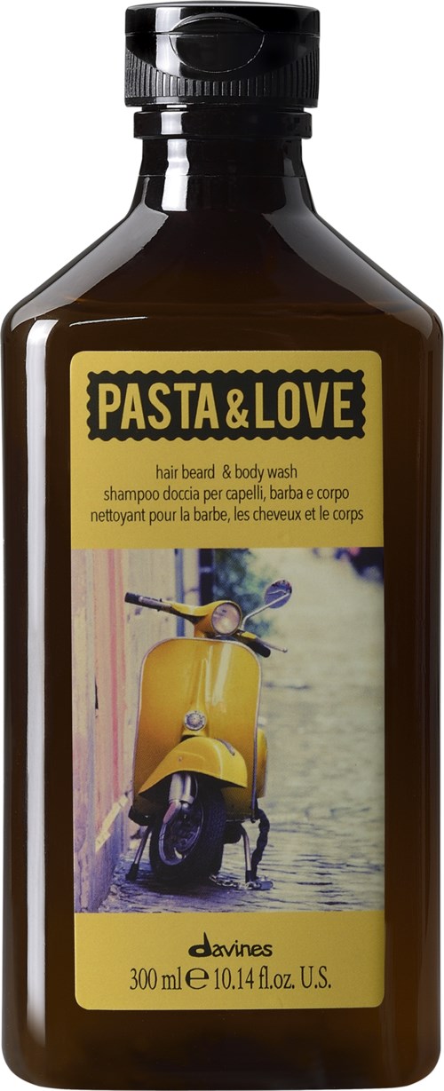 En brun flaske med 'Pasta & Love' shampoo med etiket med en gul scooter ved vand.