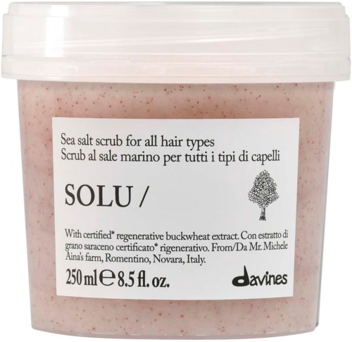 Salthavsskrubb i rosa behållare med vit lock, etiketten visar produktdetaljer och ingredienser, 250 ml.
