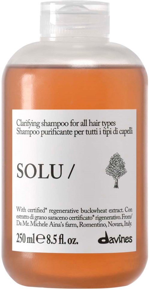 En flaska Solu-schampo för alla hårtyper från Davines, med tydlig etikett som visar produktinformation och en trädlogotyp.