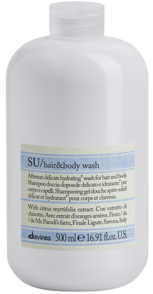 En hvit flaske med hår- og kropps shower med blå etikett, viser merket Davines og 500 ml størrelse.