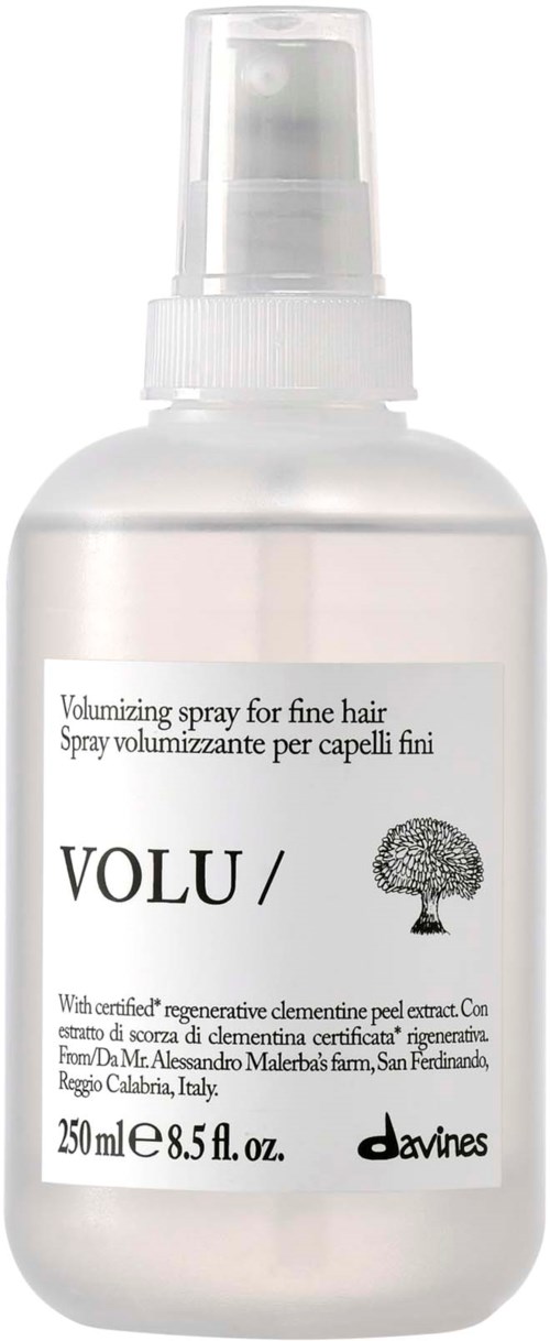 En vit sprayflaska med klart lock för tunnare hår, märkt Volu, med produktdetaljer i liten text.