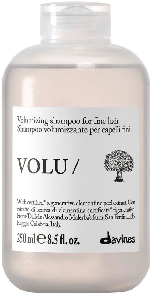 En vit flaska av volymgivande schampo för tunt hår med en etikett som visar produktnamn, en trädillustration och varumärkesinformation.