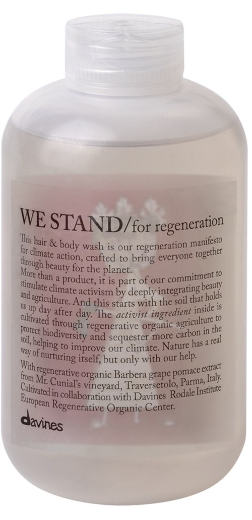 En klar flaska med en etikett som främjar miljö- och klimataktivism, nämner organiska ingredienser och samarbete.