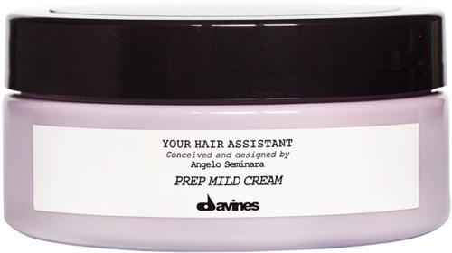 En hårolje- eller hårkrämstub labeled "Your Hair Assistant" av Davines med svart lock.