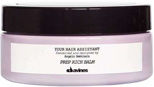 Ett hårbalsam i burk märkt "Pre-Witch Balm" av Davines, avsett för hårvård, med svart lock och vit behållare.