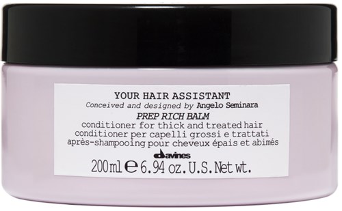 En rosa burk med hårbalsam märkt 'Your Hair Assistant' med svart lock, för tjockt, behandlat hår.