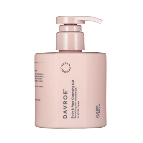 En rosa flaska med pump, märkt DAVROE, innehållande kropp och ansiktsrengöringsgel, vegansk, 300 ml.