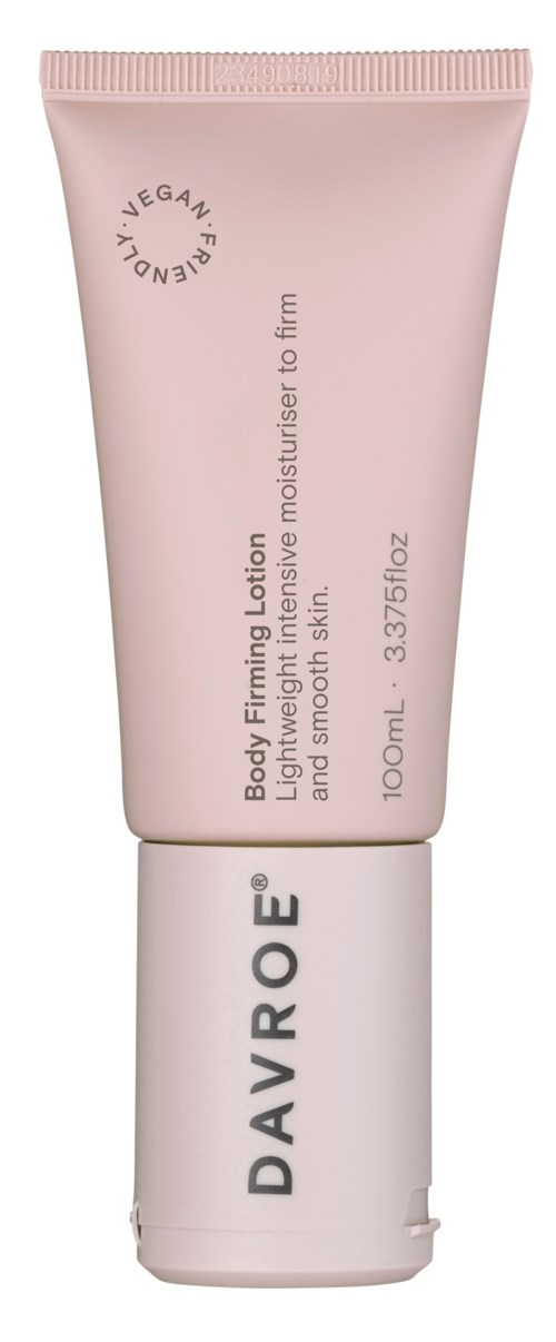 En lys rosa tube merket 'Body Firming Lotion' og 'DAVROE' med hvit topp, designet for å stramme huden.