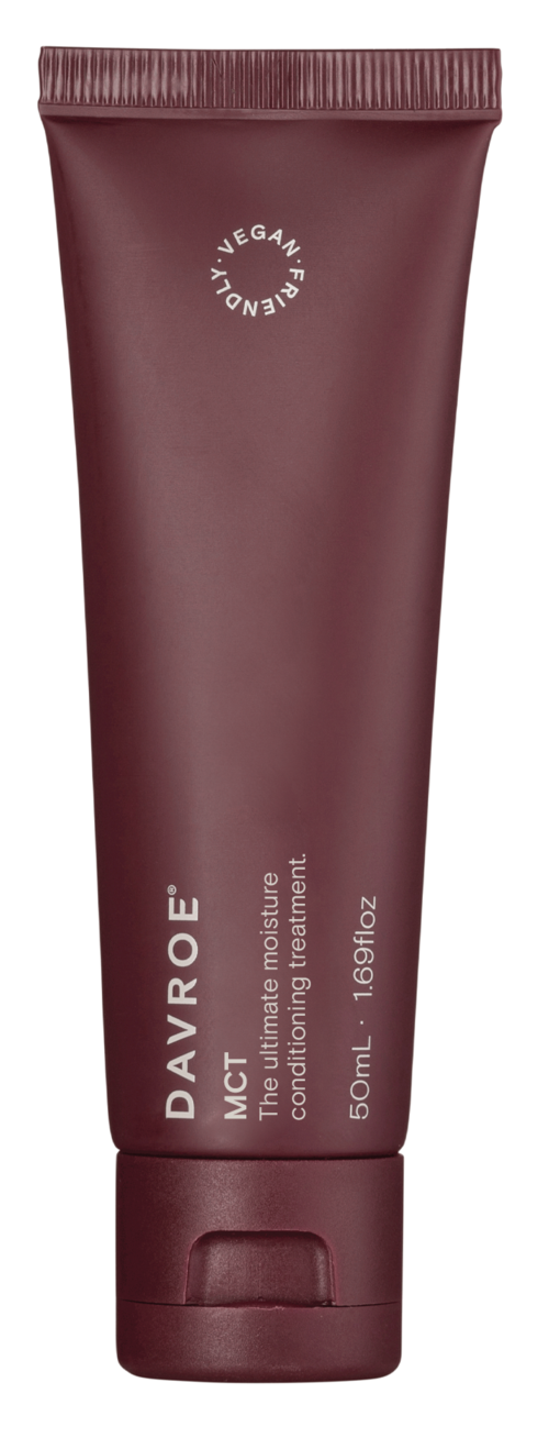 En mørkerød tube med Day Vroé fugtighedscreme med vegansk certificering og hvid tekst. Den er 50 ml.
