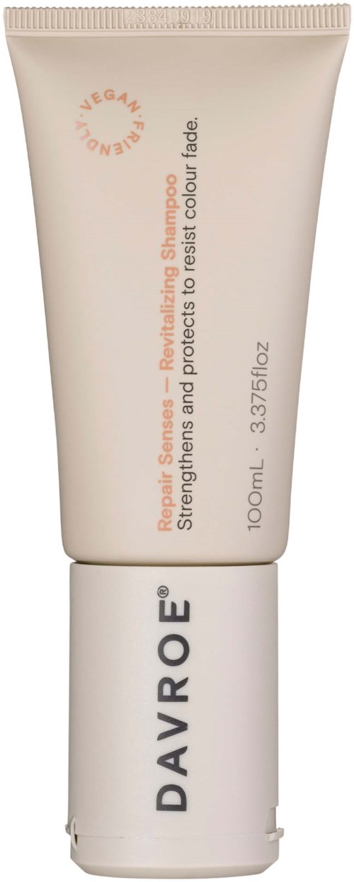 En cremefarvet tube mærket Davroe, indeholder shampoo til at styrke og beskytte hårfarve. Den er 100 ml.