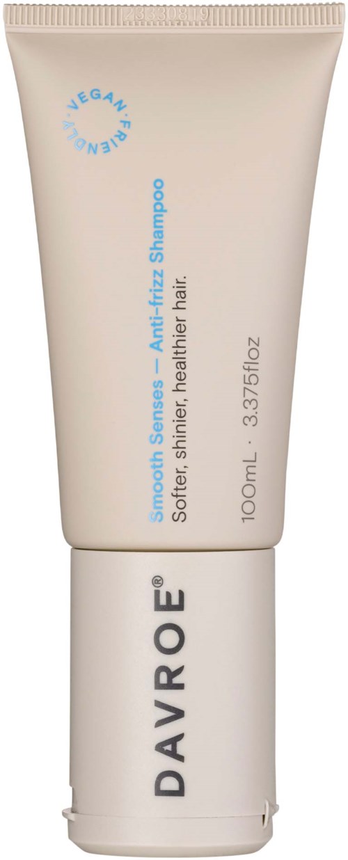 En hvid tube af Davroe-shampoo med blå og sort tekst, designet til glattere, mere skinnende, sundere hår.