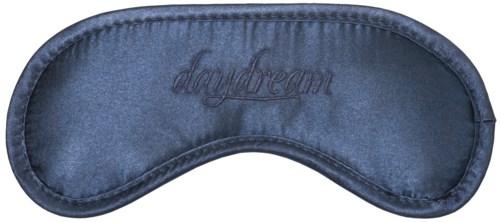 En blå sovmask med ordet "daydream" broderat på den,Designad för att täcka ögonen för vila eller sömn.