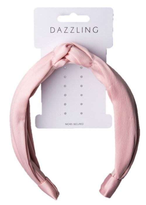 En rosa satin hårband på vit förpackning med märket "Dazzling" och beskrivningen "Nickel Secured."