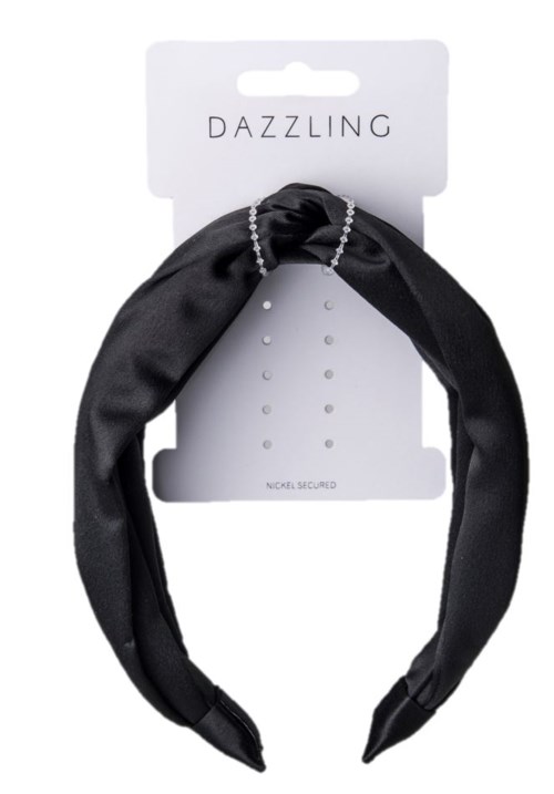 En svart satinhårband med kedjedetalj, märkt 'Dazzling,' på vit förpackning.