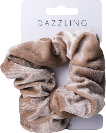 En blød, beige velour hårstrikk på hvid kortmærke Dazzling.