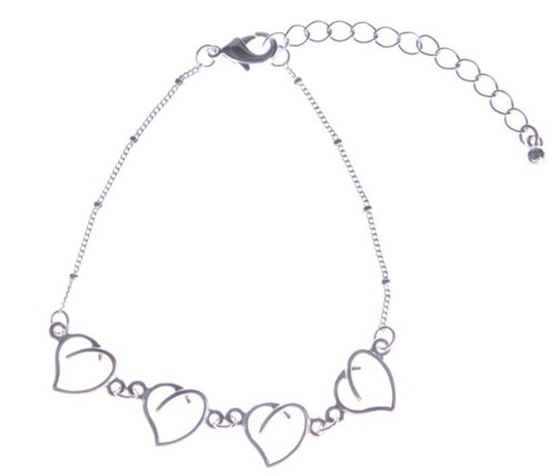 Ein silbernes Armband mit fünf herzförmigen Anhängern und verstellbarer Kette. Es hat einen Karabinerhakenverschluss.