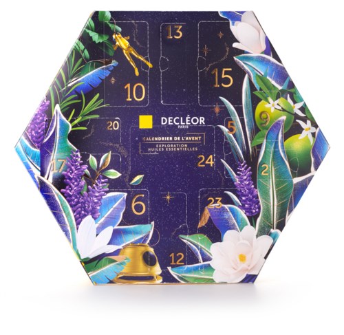 Sehøret adventskalender dekorert med blader, blomster, en gulllykt og en liten gullfigur, nummererte dører for hver dag.