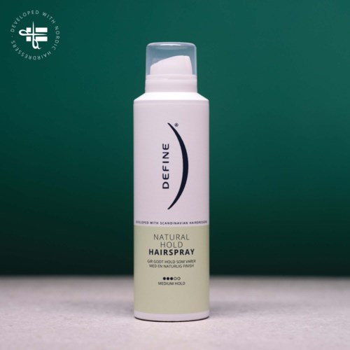 En hvit hårspray med tittelen Define Natural Hold Hair Spray, med grønn bakgrunn og klar hetten.