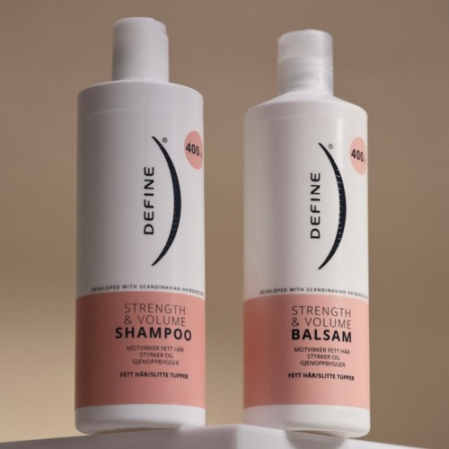 Två vita flaskor med hårvårdsprodukter står sida vid sida, märkta som schampo och balsam, med minimalistisk design och rosa detaljer.